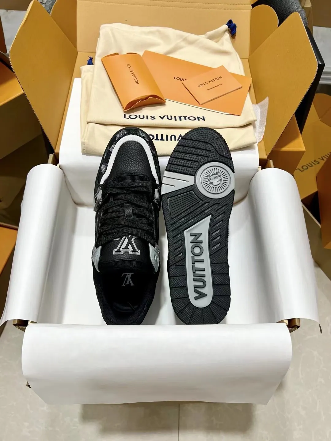 🚗Factory price: 840💰Male size# Dongguan top purchasing version LV trainer "Couple limited series casual sports basketball shoes, good-looking, handsome on the feet, every color is huge and beautiful! A must-have item for fashionistas🛍 Original custom-made embossed grained calfskin (non-market microfiber leather, everyone needs to distinguish!) Symmetrical old pattern washed denim; all accessories and accessories are customized according to the original 1:1 Even the color matching of the shoelaces is 1:1 customized. Many small designs must be original to be seen. The quality lies in the details! The original consistent chip tag can be purchased directly from the LV official website😏 Please look for our quality‼ ️Please pay attention to the market currency materials! Outdoor driver’s driving shoes🚗